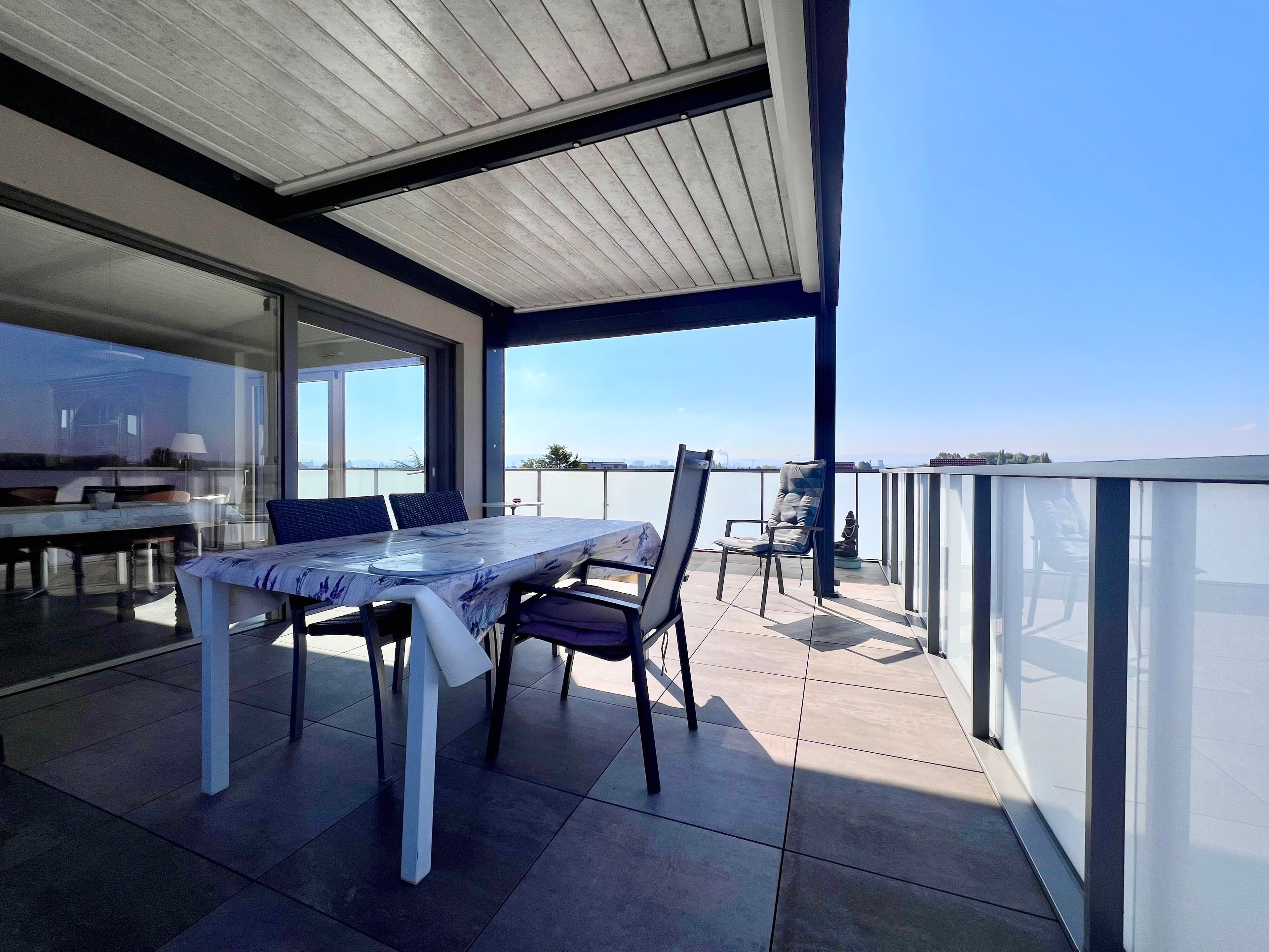 Au coeur de Village-Neuf, un attique plein ciel avec une vue imprenable — photo 2