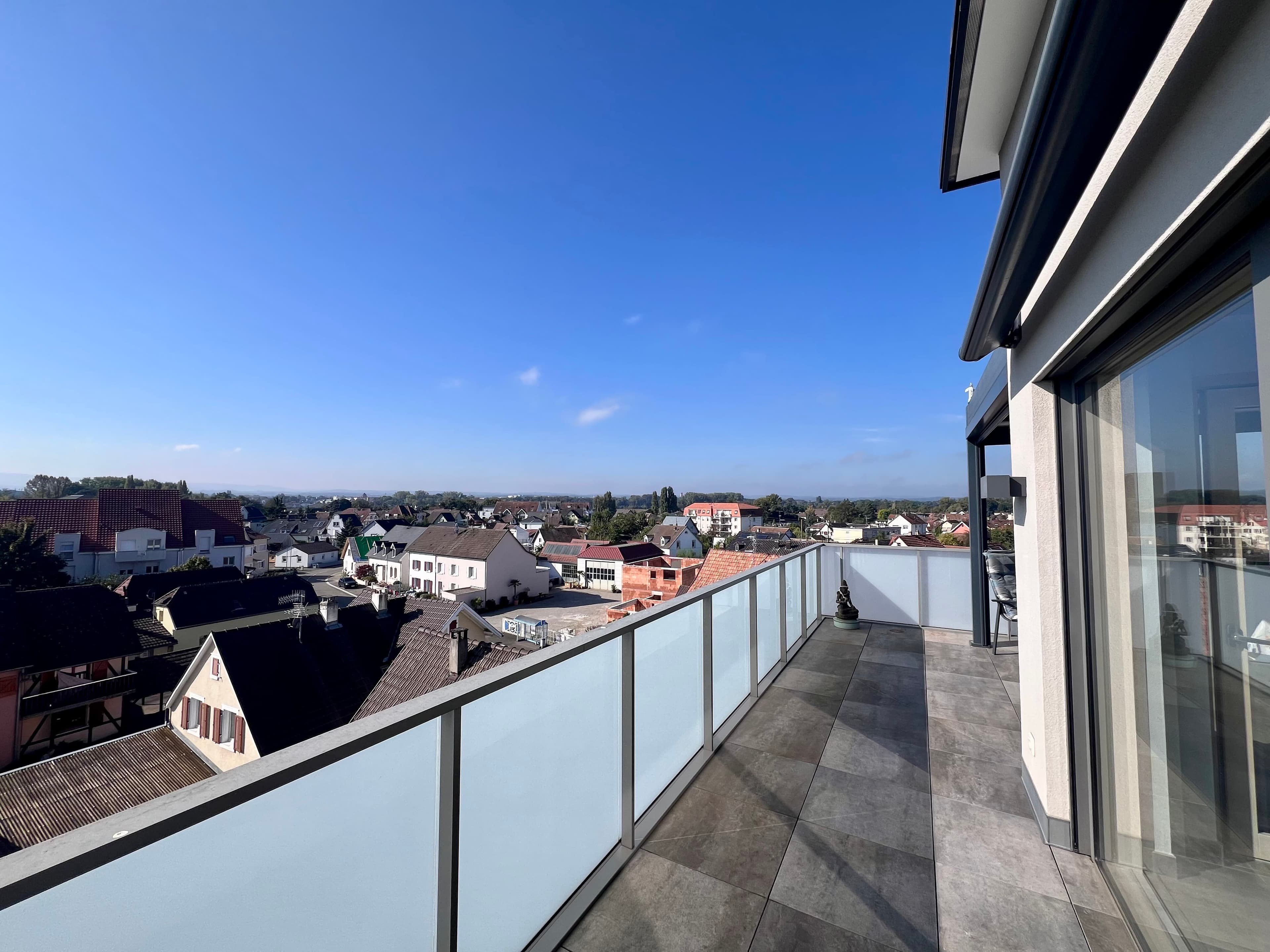 Au coeur de Village-Neuf, un attique plein ciel avec une vue imprenable — photo 3