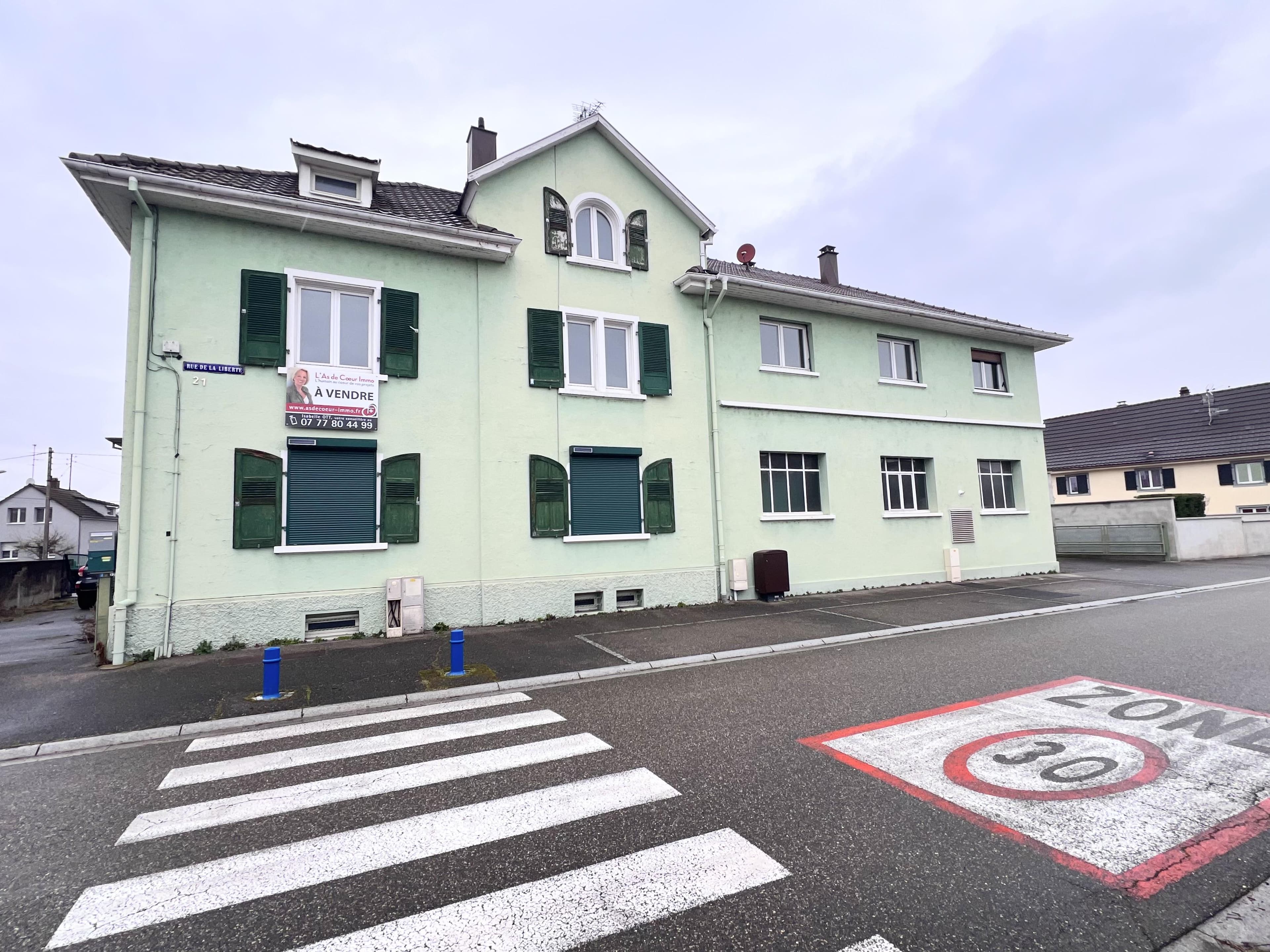 SOUS OFFRE - Maison mitoyenne à rénover avec fort potentiel — photo 1