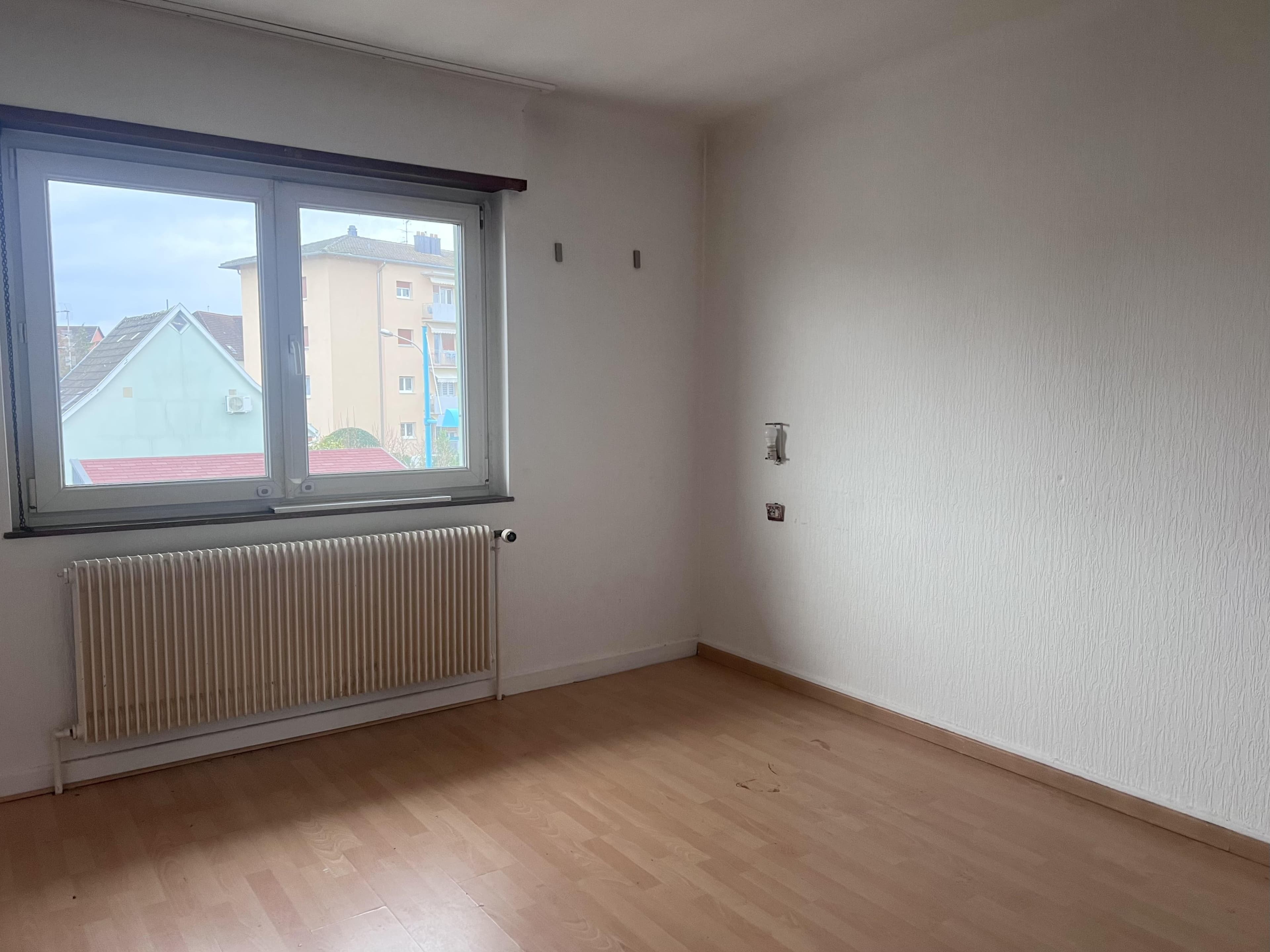 SOUS OFFRE - Maison mitoyenne à rénover avec fort potentiel — photo 3