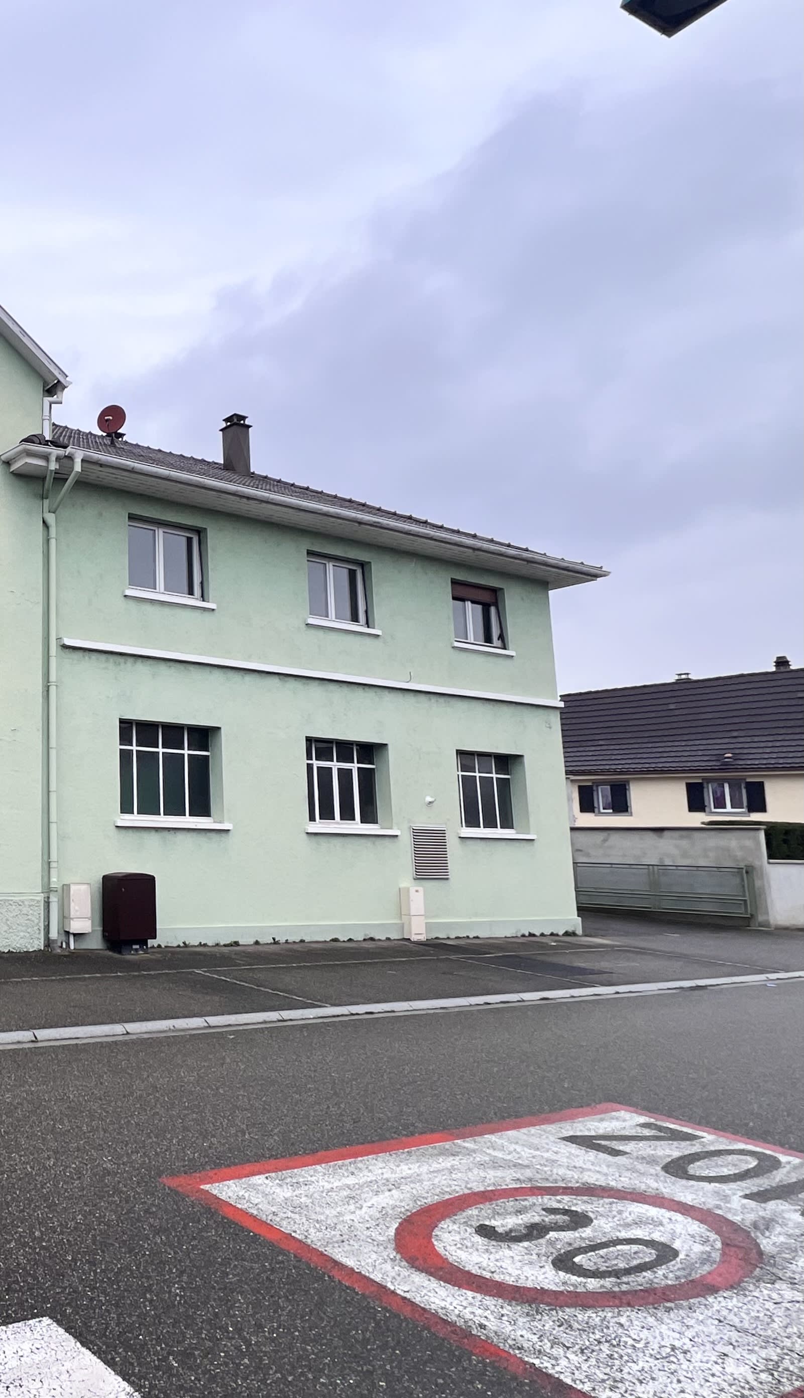 SOUS OFFRE - Maison mitoyenne à rénover avec fort potentiel — photo 2