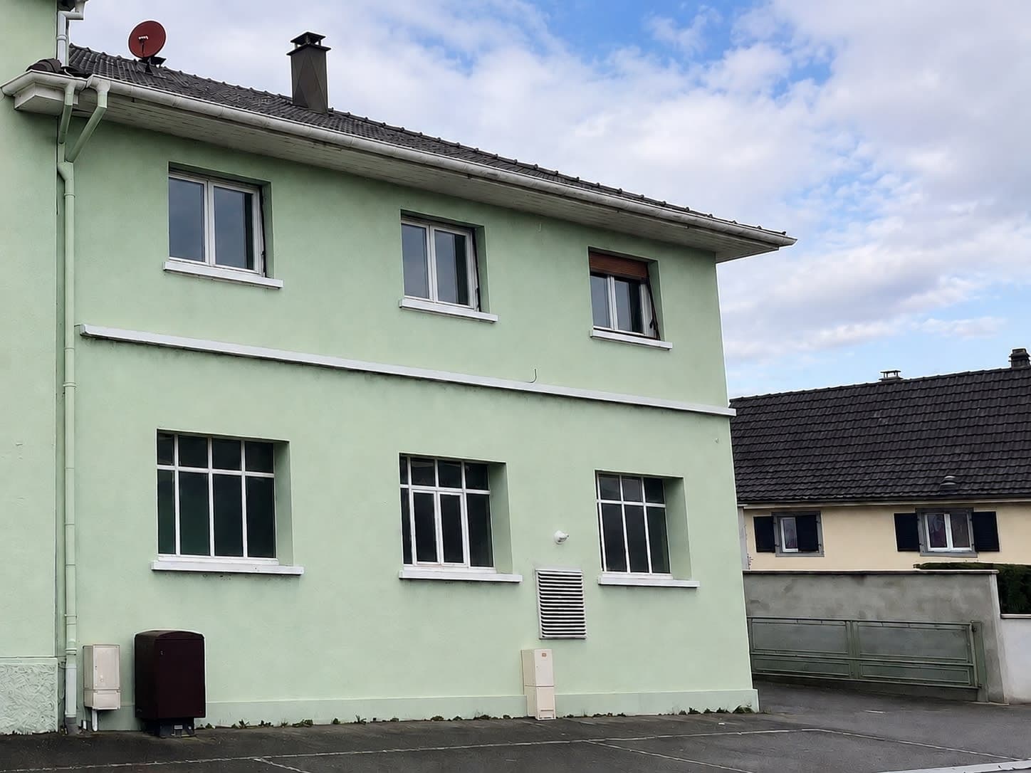 SOUS OFFRE - Maison mitoyenne à rénover avec fort potentiel — maison à Village-Neuf
