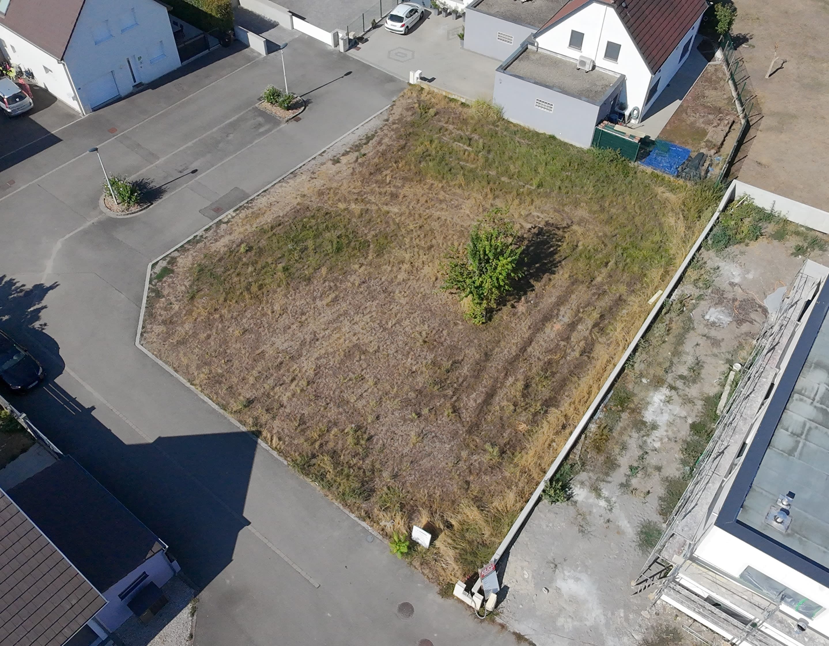 Terrain 650 m² dans quartier résidentiel — photo 2