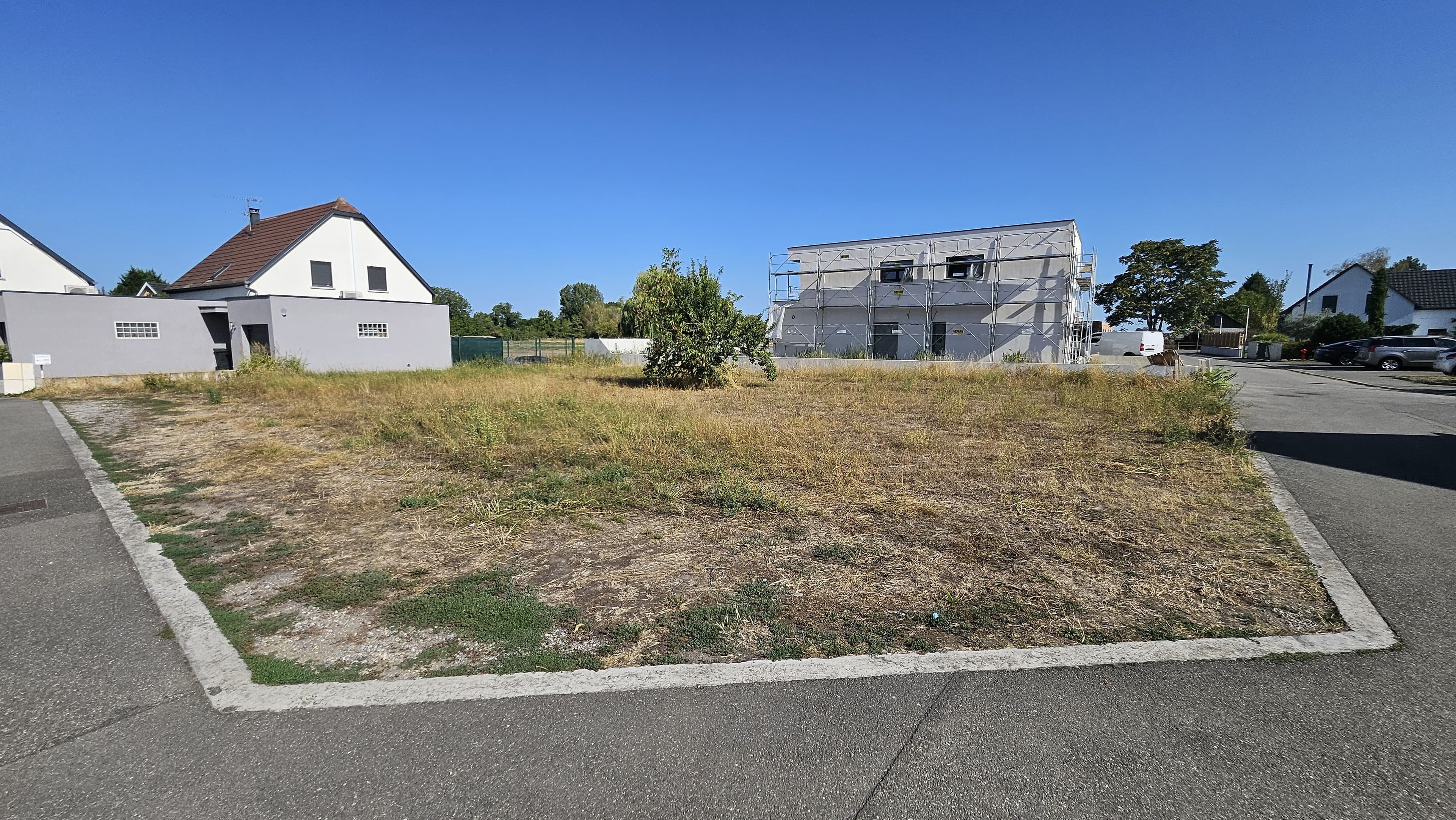 Terrain 650 m² dans quartier résidentiel — photo 3